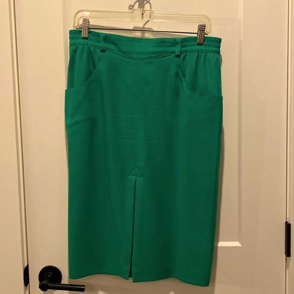 Hauber Sporting Life Ladies Skirt.  Size 12.  Green. Front Pockets.‎
